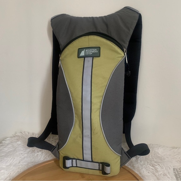 MEC Mountain Equipment Co-op Daypack Hiking Grey/Lime/Black Very Light - Picture 5 of 6